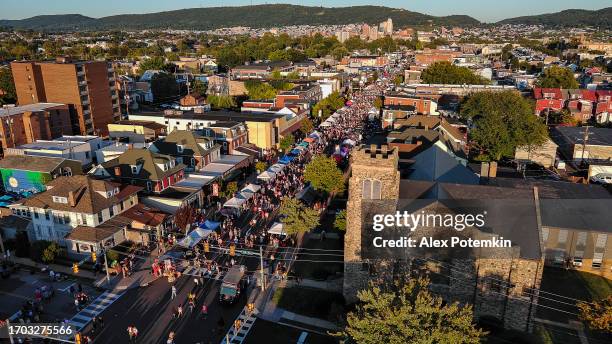 strada angusta del festival autunnale nella soleggiata zona di montagna. tende di intrattenimento che segnano la festa di strada autunnale a west reading, pa. vista aerea del paesaggio urbano - cittadina americana foto e immagini stock