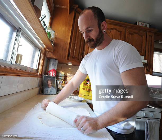 Zack Cooking 424 Zach Cook Photos & High Res Pictures - Getty Images