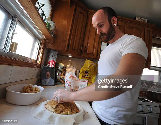 Zack Cooking 424 Zach Cook Photos & High Res Pictures - Getty Images
