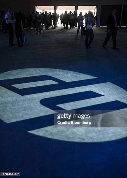 Attendees arrive for the HP Discover 2013 conference in Las Vegas, Nevada, U.S., on Tuesday, June 11, 2013. Hewlett-Packard Co. Unveiled software...