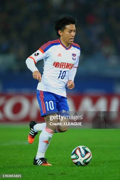 Atomu Tanaka of Albirex Niigata in action during the J.League J1 match between Yokohama F.Marinos and Albirex Niigata at Nissan Stadium on November...