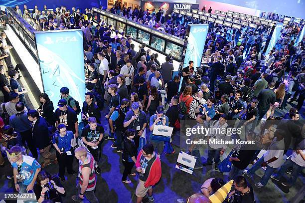 Gamer Crowd Playstation Gamer Photos and Premium High Res Pictures - Getty Images