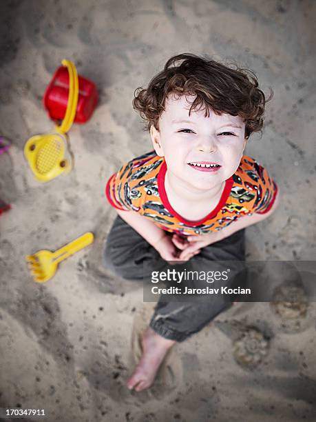 boy in the sandbox - 1 kid 1 sandbox stock-fotos und bilder
