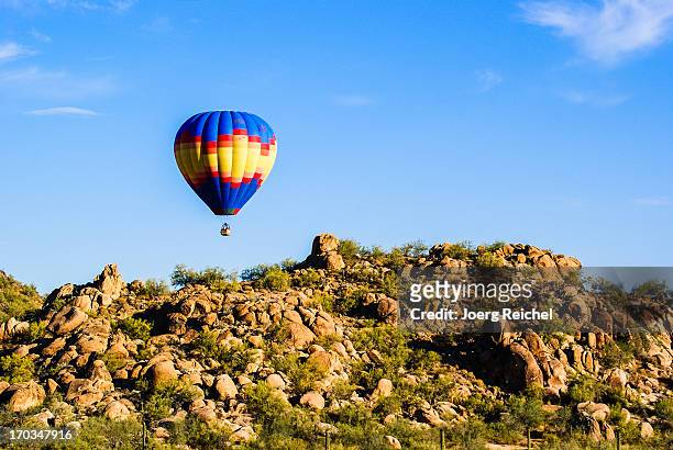balloon over sonora dessert - phoenix arizona stock-fotos und bilder