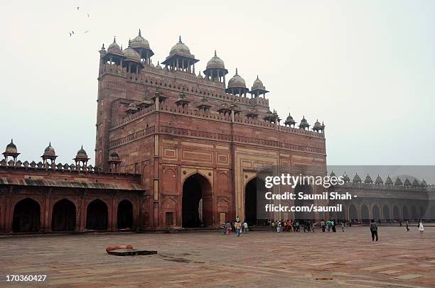 the buland darwaza - fatehpur sikri stock-fotos und bilder