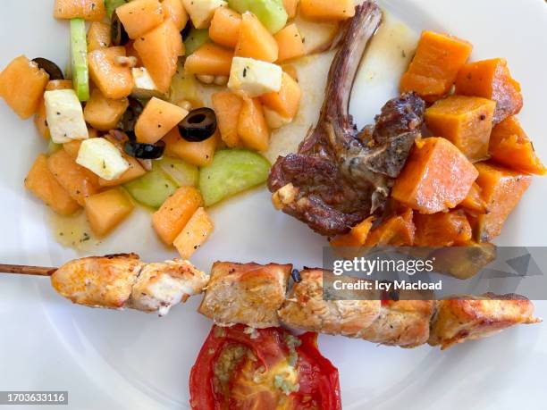 barbecue with chicken skewers and chops, fruit and vegetable salad - marinated stock photos et images de collection