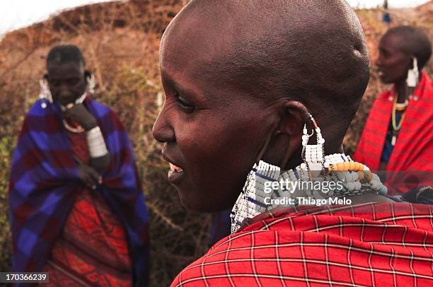 maasai woman - kaal geschoren hoofd stockfoto's en -beelden