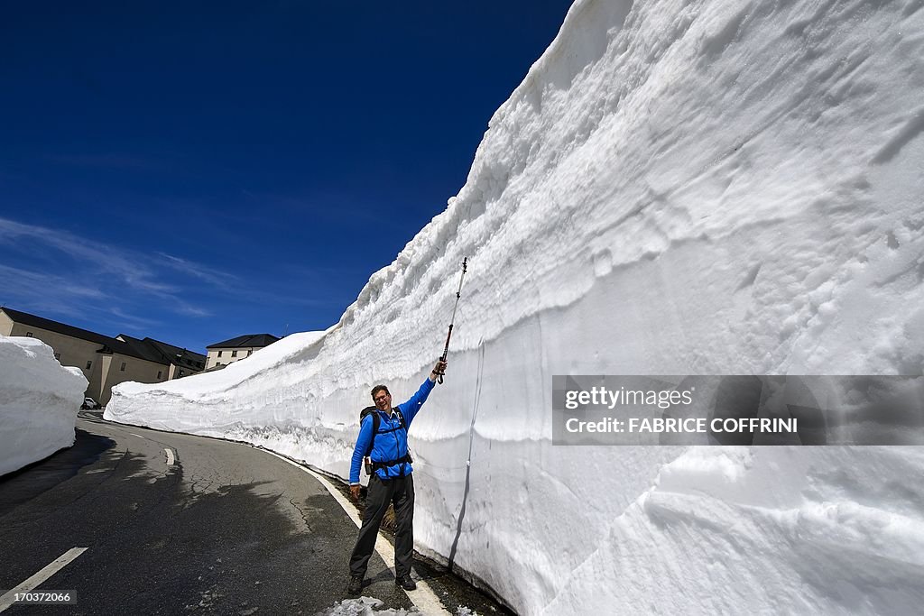 SWITZERLAND-ITALY-ROAD-SNOW-FEATURE