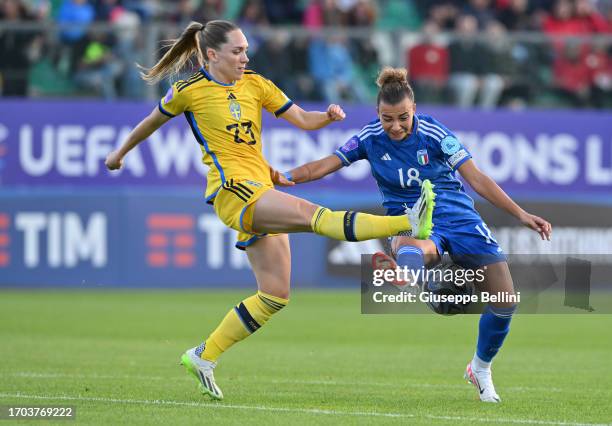 Elin Rubensson of Sweden and Arianna Caruso of Italy in action during the UEFA Women's Nations League match between Italy and Sweden at Stadio...