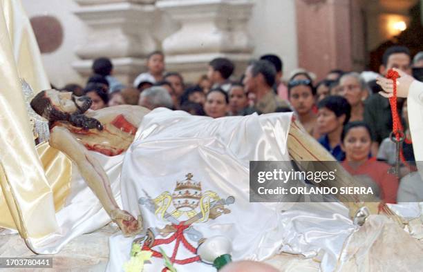 People take part 13 April 2001 in the Santo Entierro procession in Tegucigalpa, Honduras. Decenas de personas participan el 13 de Abril en la...