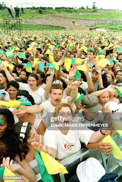 People sing during a mass for peace to celebrate the year 2000 02 January 2000 in Sao Paulo. Mas de 1 millon de personas cantan durante la Misa por...