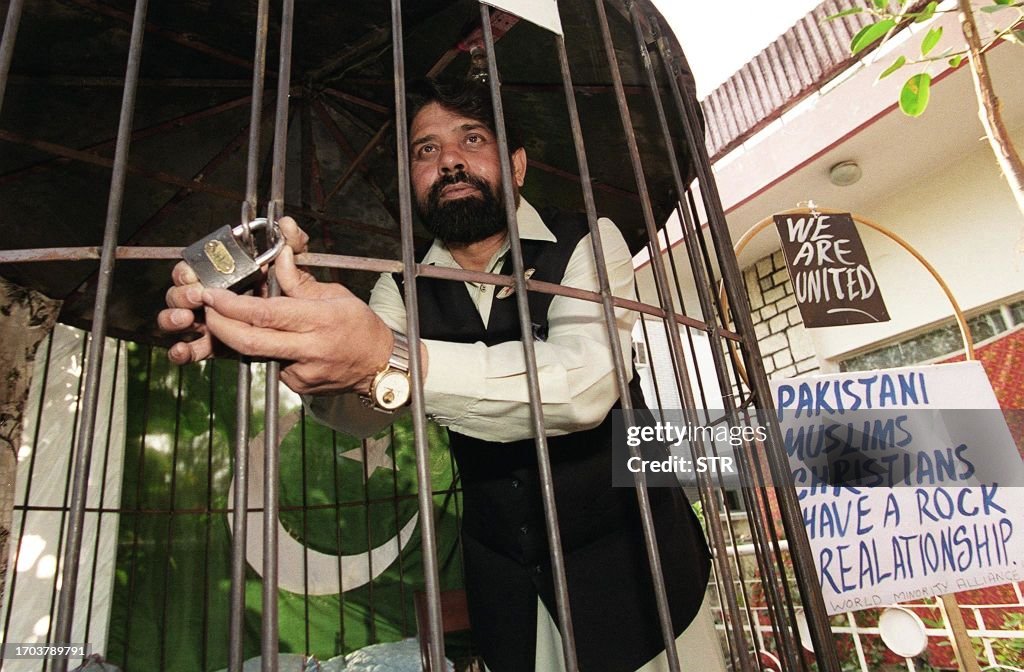 PAKISTAN-CHRISTAIN-CAGE