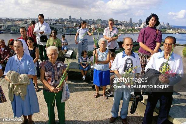 Catholics sing 01 January 2000 in a square in Havana. Religiosos y laicos catolicos cantan salmos el 01 de enero de 2000 en una plaza de La Habana,...