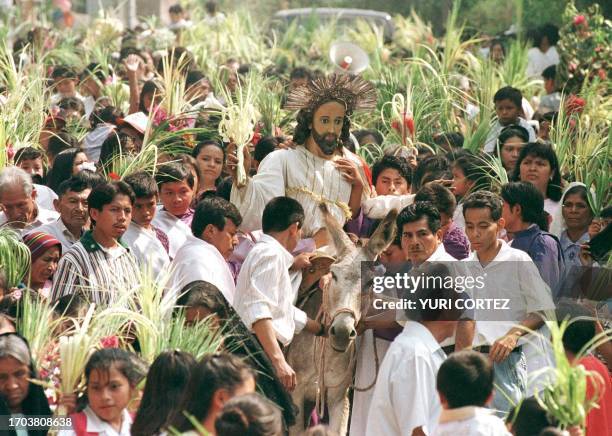 La imagen de Jesus de Nazaret es cargada 05 de Abril en un burro para representar el ingreso triunfal de Jesus a Jerusalen durante la celebracion del...