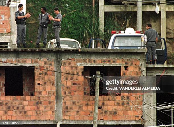 Soldados de la Policia Miltarizada de Rio de Janeiro montan guardia sobre el techo de las casas de la villa miseria de Turano en Rio de Janeiro, 03...