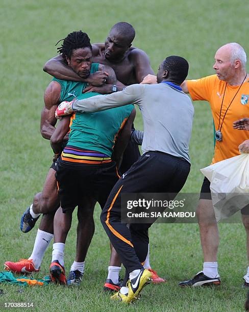 Ivory Fights Cote Divoire National Football Team Photos and Premium High Res ...
