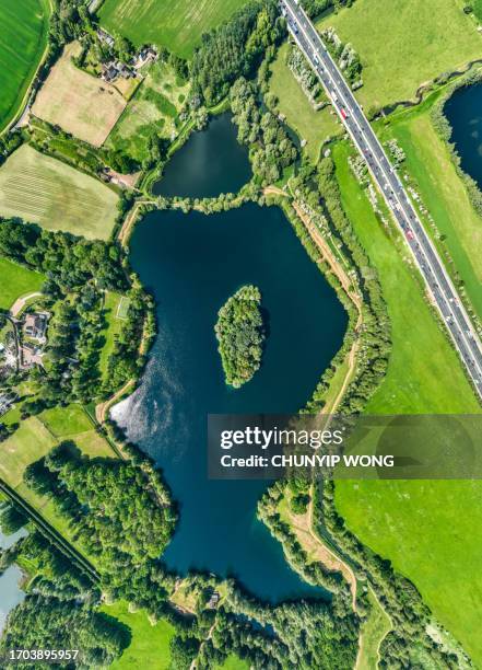 drone view of linford lakes nature reserve in milton keynes, england - milton keynes stockfoto's en -beelden