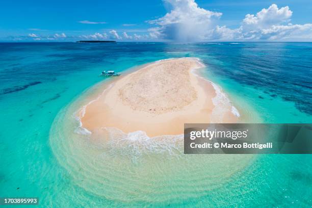 tropical sandbank in turquoise waters - atoll stock pictures, royalty-free photos & images