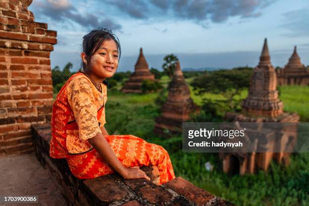 blick auf einen alten tempel in bagan, myanmar birma mädchen - myanmar stock-fotos und bilder