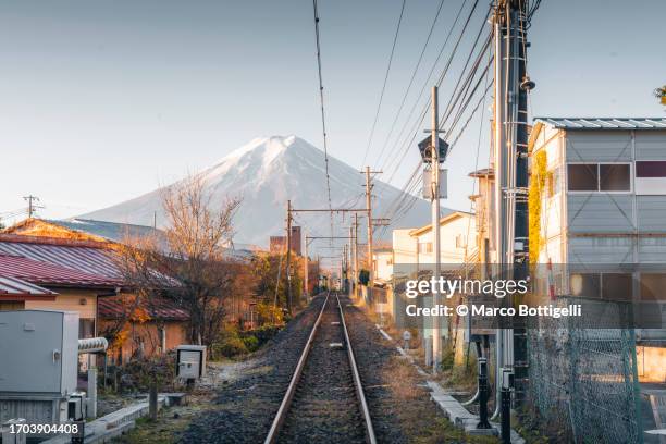 urban railway leading towards mount fuji, japan - honshu photos et images de collection
