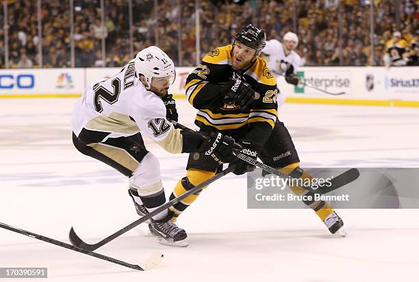 Shawn Thornton of the Boston Bruins defends Jarome Iginla of the Pittsburgh Penguins in Game Four of the Eastern Conference Final during the 2013 NHL...