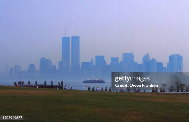 lower manhattan from skyline from new jersey, in the early 1980s - twin towers new york stock pictures, royalty-free photos & images