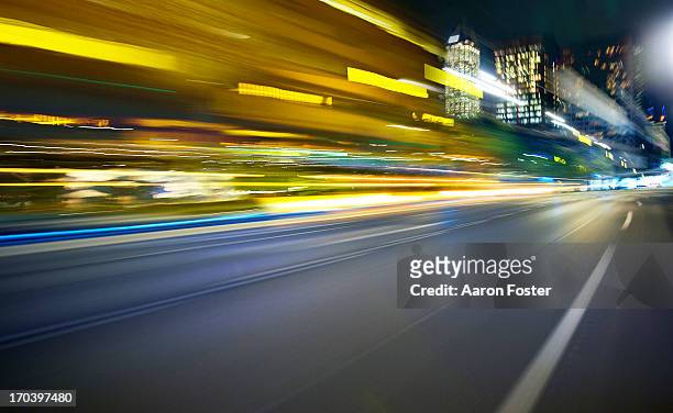 inner city night street - empty road stockfoto's en -beelden