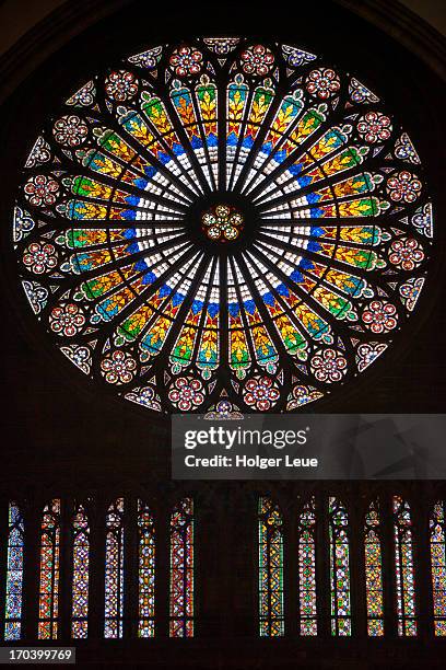 stained-glass windows inside strasbourg cathedral - elsass stock-fotos und bilder
