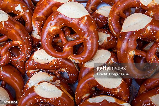 pretzels for sale during stadtfest city festival - breze stock-fotos und bilder