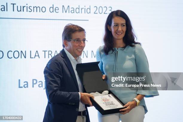 The mayor of Madrid, Jose Luis Martinez-Almeida , presents the "Commitment to Madrid Tradition" award to the owner of La Pajarita, Rocio Aznarez ,...