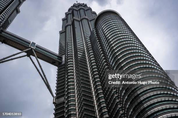 bottom view of the petronas towers in kuala lumpur, malaysia. - skybridge petronas twin towers stock pictures, royalty-free photos & images
