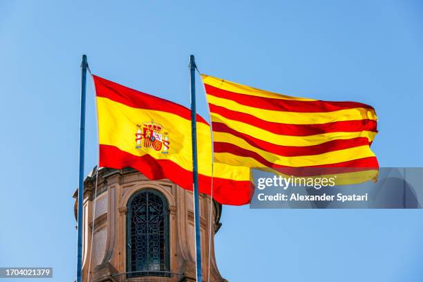 flags of spain and catalonia waving in the wind on a sunny day, barcelona, spain - comunidad autónoma de cataluña 個照片及圖片檔