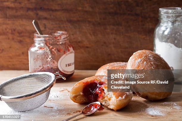 doughnuts, jam and sugar on table - beignet photos et images de collection
