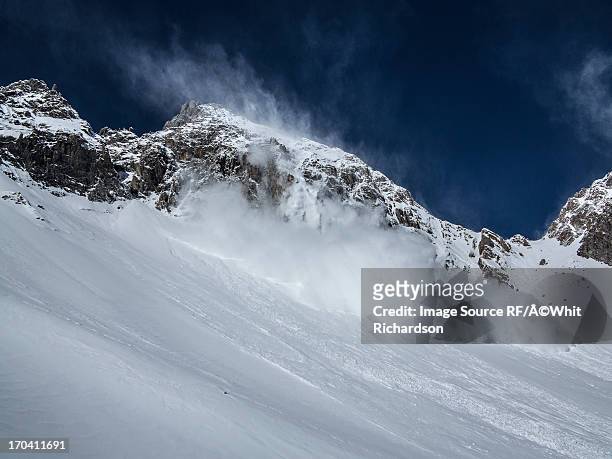 avalanche cascading down snowy slope - avalanche - fotografias e filmes do acervo