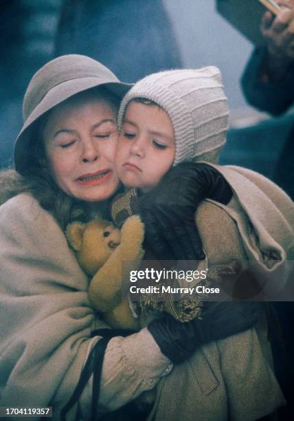 Actrice anglaise Sarah Miles avec la jeune actrice Geraldine Muir sur le tournage du film Hope and Glory de John Boorman, le 1 septembre 1987 à Los...