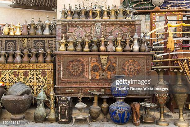old items on sale in waqif souk - zoco fotografías e imágenes de stock