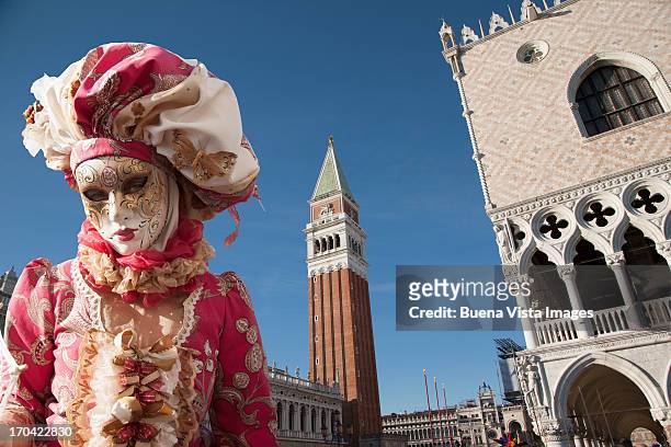 carnival mask in venice posing in san marco square - mascara carnaval imagens e fotografias de stock