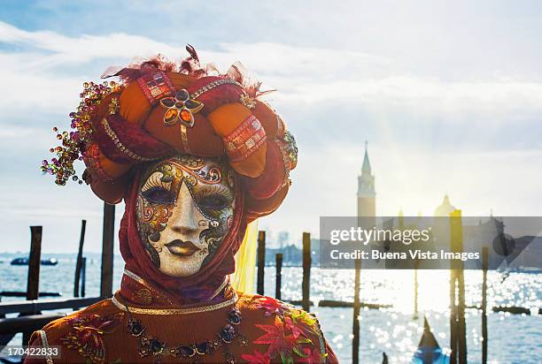 carnival mask in venice posing in san marco square - venezianische karnevalsmaske stock-fotos und bilder