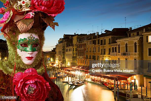 carnival mask in venice posing in san marco square - venetiaans-masker stockfoto's en -beelden