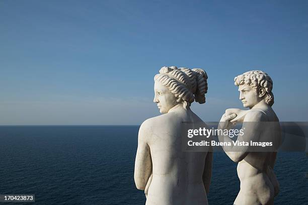roman statues replicas on the amalfi coast - représentation masculine photos et images de collection