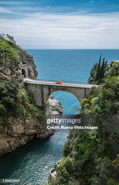 narrow bridge on the amalfi coast road - アマルフィ海岸 ストックフォトと画像
