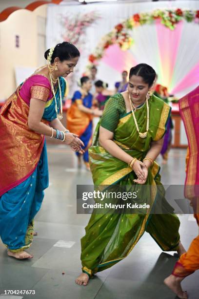 women performing a traditional dance called "zimma" during mangala gaur celebration - sari imagens e fotografias de stock