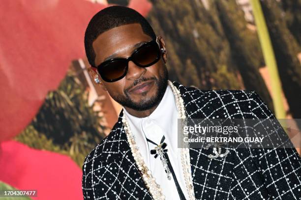 Singer Usher Raymond IV aka Usher poses during a photocall prior to the Chanel show as part of the Paris Fashion Week Womenswear Spring/Summer 2024...