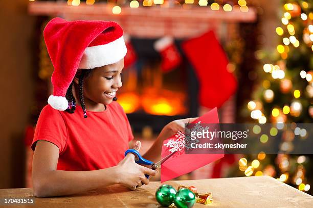 schöne mädchen, weihnachten-karten. - child cutting card stock-fotos und bilder