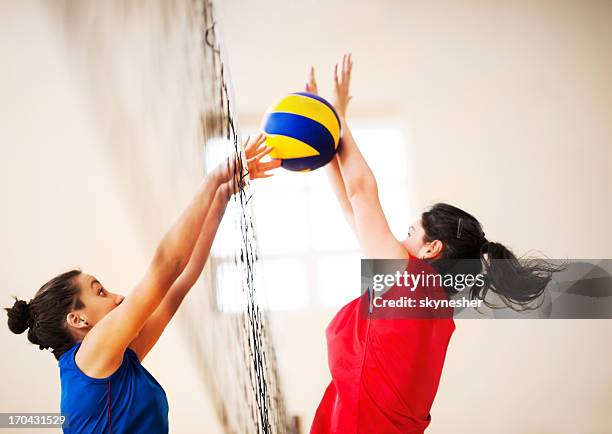 zwei mädchen spielen volleyball. - womens volleyball stock-fotos und bilder