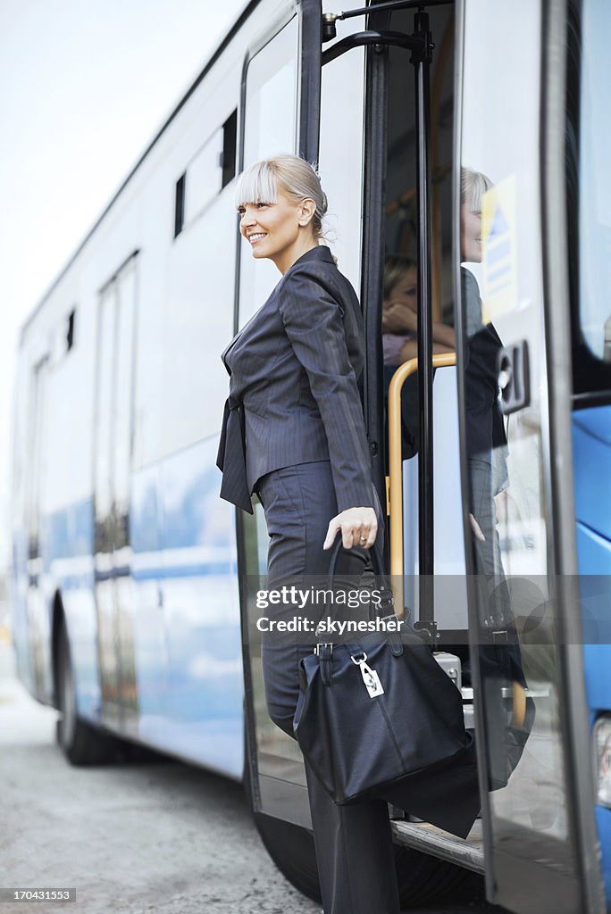 Donna d'affari di scendere dall'autobus.