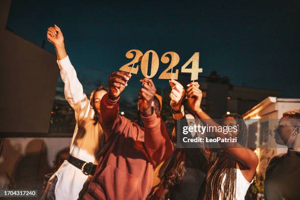 group of friends celebrating 2024 new year - new year stockfoto's en -beelden