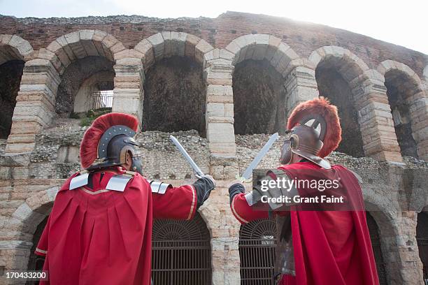 two romans at coliseum - roma antigua fotografías e imágenes de stock