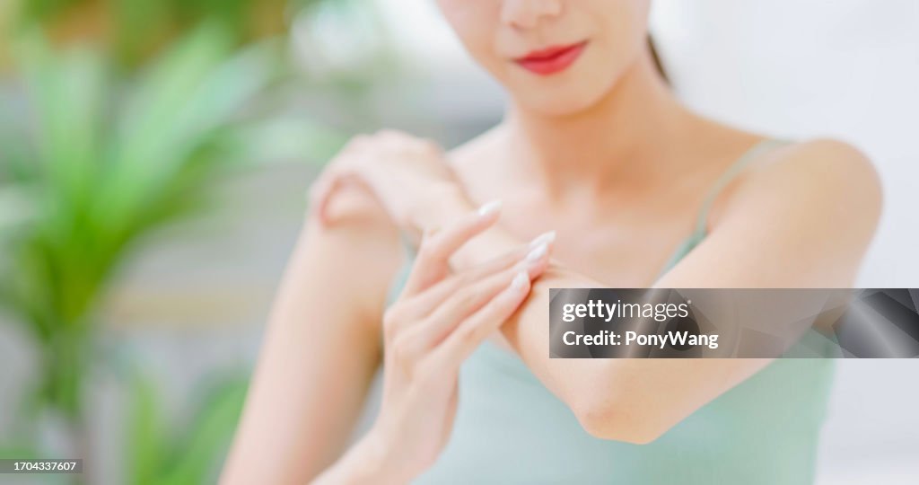 Concepto de cuidado de la piel del codo de mujer