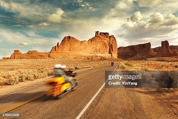 motorrad-touren von arches national park in utah, usa - motorbike on road stock-fotos und bilder